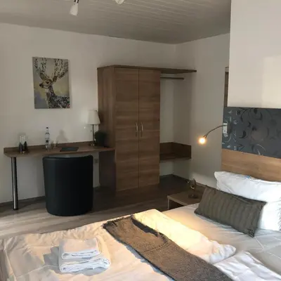 Ein Bett oder Betten in einem Zimmer der Unterkunft Hotel Berghof by 42