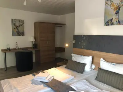 Ein Bett oder Betten in einem Zimmer der Unterkunft Hotel Berghof by 42