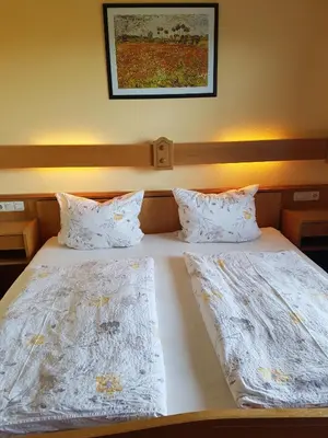 Ein Bett oder Betten in einem Zimmer der Unterkunft Hotel Wildenburger Hof