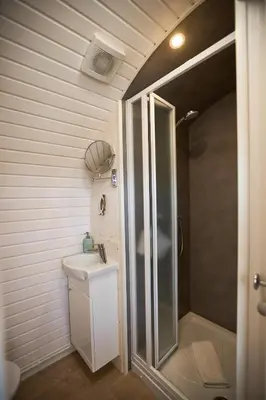 Ein Badezimmer in der Unterkunft Iglu Camp Fachbach