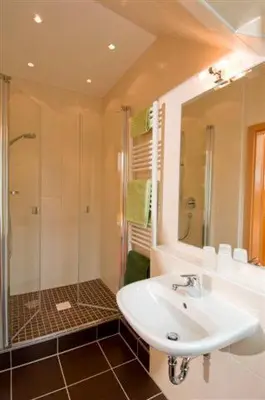 Ein Badezimmer in der Unterkunft Gästehaus Lenartz-Beth
