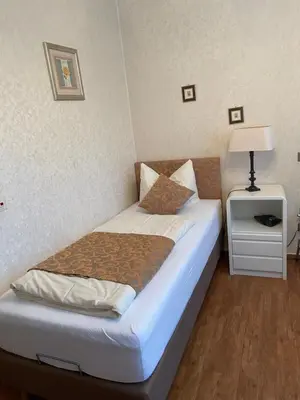 Ein Bett oder Betten in einem Zimmer der Unterkunft Haus Hohenzollern & Haus 'Ambiente