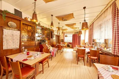 Ein Restaurant oder anderes Speiselokal in der Unterkunft Hotel zum dicken Baum