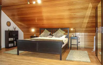 Ein Bett oder Betten in einem Zimmer der Unterkunft Awesome Home In Müllenbach With Kitchen
