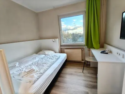 Ein Bett oder Betten in einem Zimmer der Unterkunft Bendorf Hotel by Belvilla