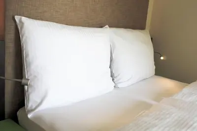 Ein Bett oder Betten in einem Zimmer der Unterkunft Bendorf Hotel by Belvilla