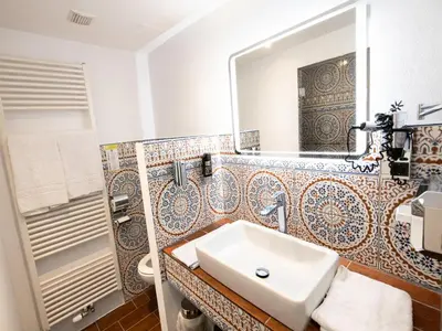 Ein Badezimmer in der Unterkunft Koblenz Valley Hotel by Belvilla