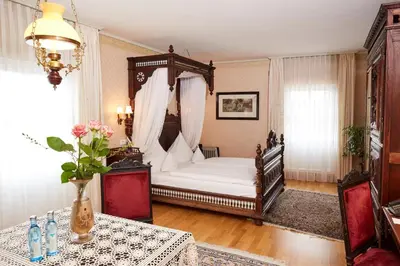 Ein Bett oder Betten in einem Zimmer der Unterkunft Schloßhotel Kurfürstliches Amtshaus Dauner Burg