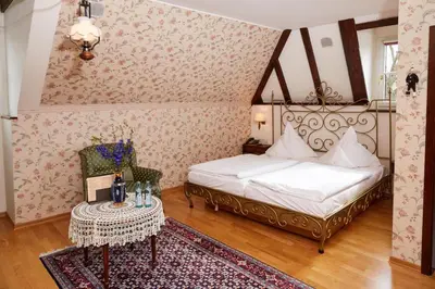 Ein Bett oder Betten in einem Zimmer der Unterkunft Schloßhotel Kurfürstliches Amtshaus Dauner Burg