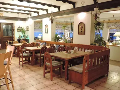 Ein Restaurant oder anderes Speiselokal in der Unterkunft Gasthaus Weber