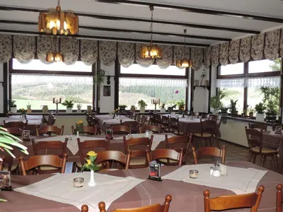 Ein Restaurant oder anderes Speiselokal in der Unterkunft Gasthaus Weber