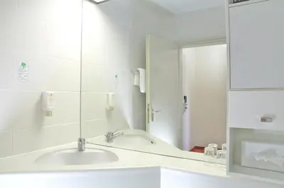 Ein Badezimmer in der Unterkunft Opal Hotel