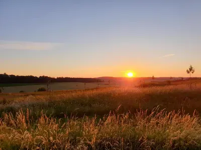 Blick auf den Sonnenuntergang/Sonnenaufgang von der Ferienwohnung aus oder aus der Nähe