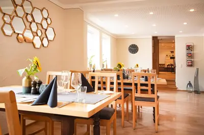 Ein Sitzbereich in der Unterkunft Brauers Landarthotel GmbH