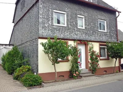 Das Gebäude in dem sich das Ferienhaus befindet