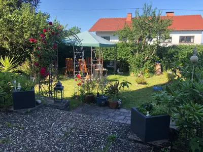 Ein Garten an der Unterkunft Ferienwohnung Natur und Steine