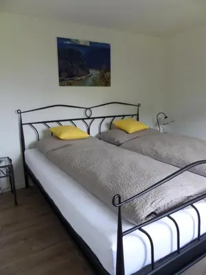 Ein Bett oder Betten in einem Zimmer der Unterkunft Das Rote Haus - Hohnemichels Ferienhaus
