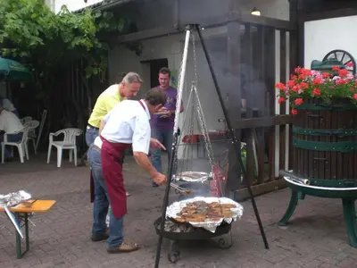 Ein für Gäste verfügbarer Grill in der Pension
