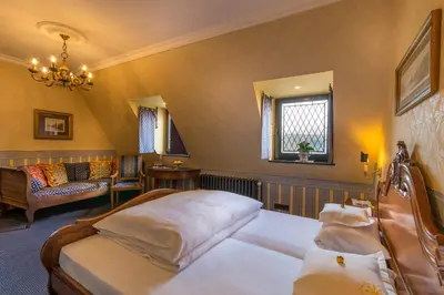 Ein Bett oder Betten in einem Zimmer der Unterkunft Burghotel auf Schönburg