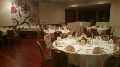 Ein Restaurant oder anderes Speiselokal in der Unterkunft Hosser's Hotel Restaurant
