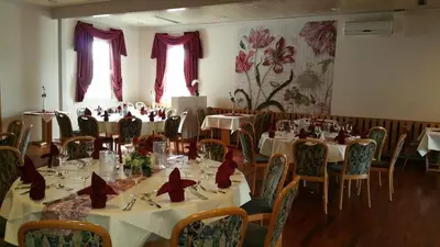 Ein Restaurant oder anderes Speiselokal in der Unterkunft Hosser's Hotel Restaurant
