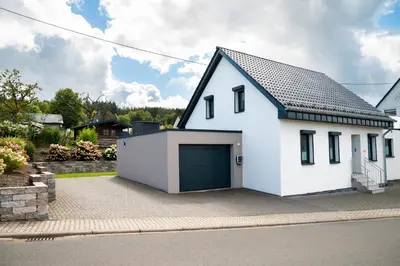Das Gebäude in dem sich das Ferienhaus befindet