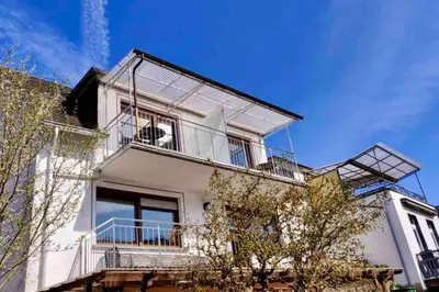 Das Gebäude in dem sich das Ferienhaus befindet
