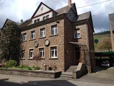 Das Gebäude in dem sich das Ferienhaus befindet