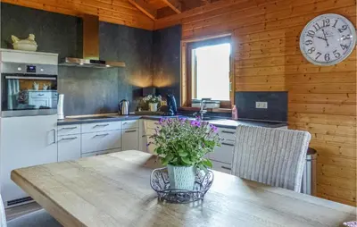 Küche/Küchenzeile in der Unterkunft Stunning Home In Nimsreuland With Wifi