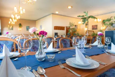 Ein Restaurant oder anderes Speiselokal in der Unterkunft Hotel Deis