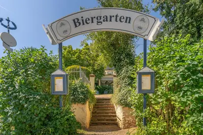 Ein Garten an der Unterkunft Hotel Deis