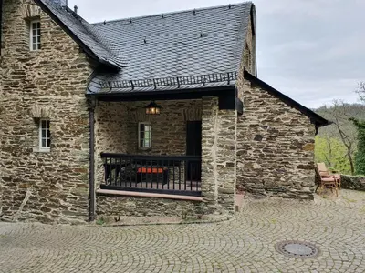 Das Gebäude in dem sich das Ferienhaus befindet