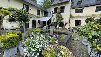 Ein Garten an der Unterkunft LÖFFELMÜHLE BOUTIQUE BED AND BREAKFAST