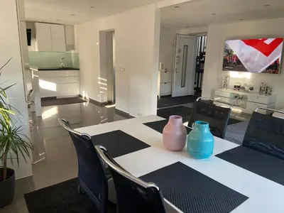 Ein Sitzbereich in der Unterkunft Ferienwohnung Schieferpfad