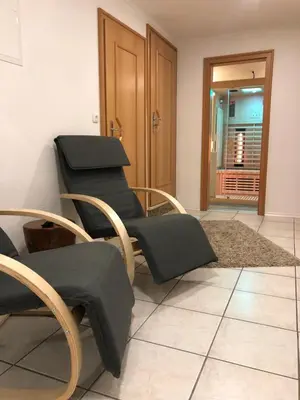 Ein Sitzbereich in der Unterkunft Eifelhaus LandLuft mit Infrarotkabine