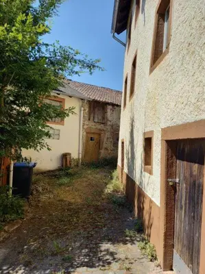 Das Gebäude in dem sich das Ferienhaus befindet