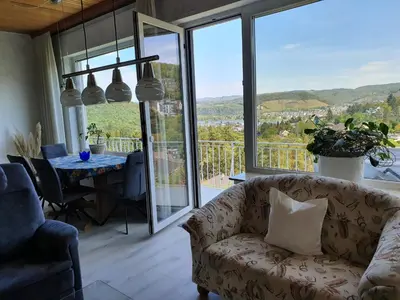Ein allgemeiner Bergblick oder ein Berglick von der Ferienwohnung aus