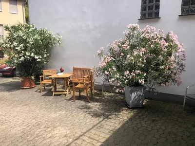 Ein Garten an der Unterkunft Schöne Ferienwohnung Gewölbekeller Fachwerkhaus