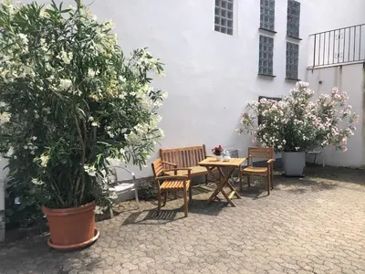 Ein Garten an der Unterkunft Schöne Ferienwohnung Gewölbekeller Fachwerkhaus
