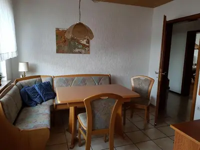 Ein Sitzbereich in der Unterkunft Ferienwohnung Nscho Tschi