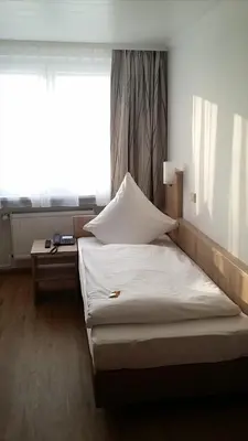 Ein Bett oder Betten in einem Zimmer der Unterkunft Hotel Rheinkrone