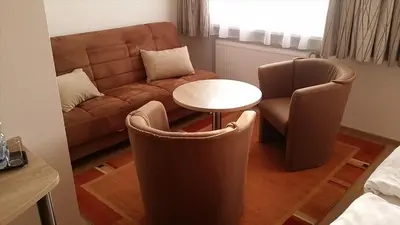 Ein Sitzbereich in der Unterkunft Hotel Rheinkrone