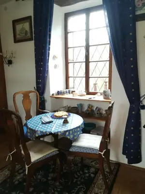 Ein Sitzbereich in der Unterkunft Alte Schule Kirmutscheid