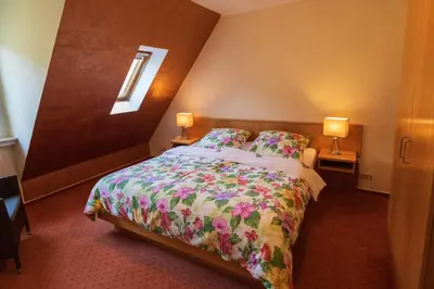 Ein Bett oder Betten in einem Zimmer der Unterkunft Haus Flora - Ferienwohnungen