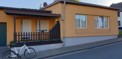 Das Gebäude in dem sich das Ferienhaus befindet