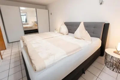 Ein Bett oder Betten in einem Zimmer der Unterkunft Ferienwohnung Villa Abrioux am Park