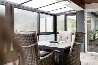 Ein Sitzbereich in der Unterkunft Ferienwohnung Villa Abrioux am Park