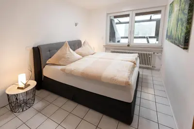 Ein Bett oder Betten in einem Zimmer der Unterkunft Ferienwohnung Villa Abrioux am Park