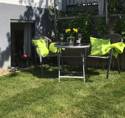 Ein Garten an der Unterkunft Hanne's Gästestudio