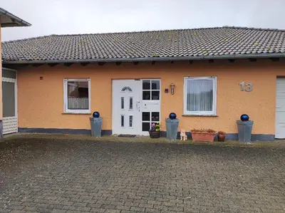 Das Gebäude in dem sich das Ferienhaus befindet